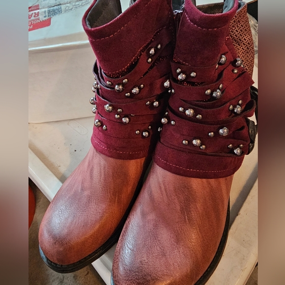 Ankle height red boots, barely worn - Picture 2 of 7